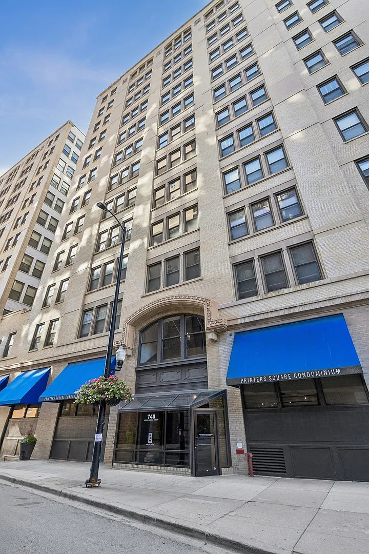 1 bed, 890 sqft, $1,950 — Photo 1