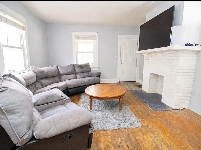 728 Brooklyn Ave — Photo 4