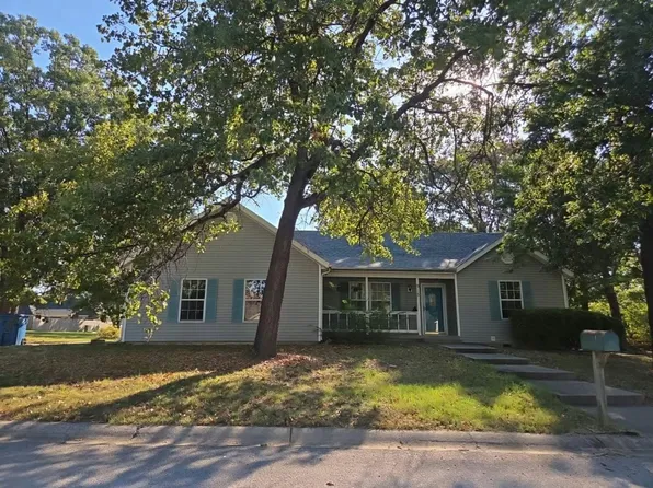 915 Oregon Dr, Carterville, MO 64835