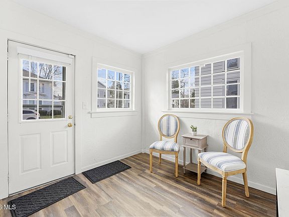 4th image of 829 Maple Ave