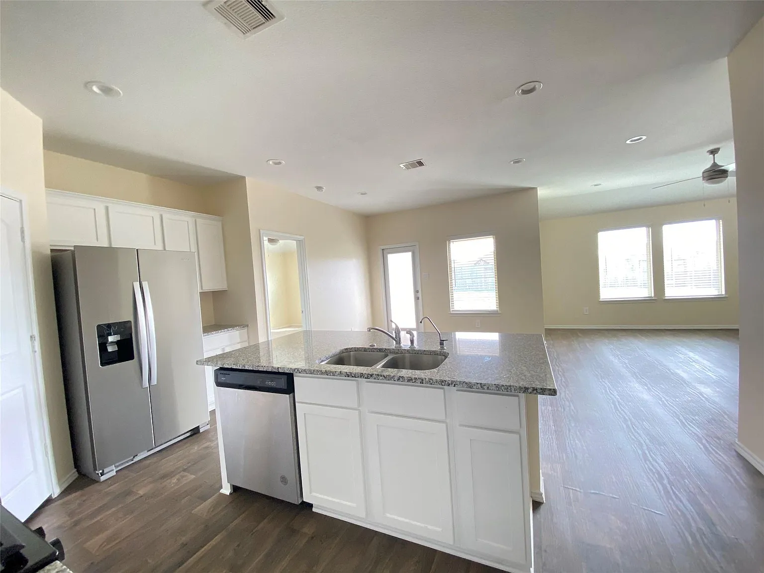 3 bed, 2.0 bath, 1593 sqft, $1,900 — Photo 4