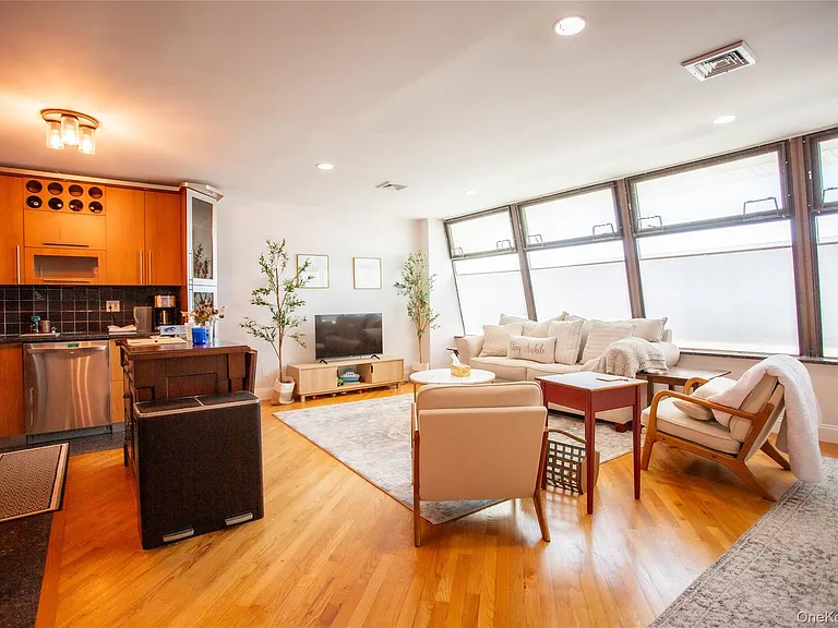 521 W Broadway #B — Photo 8