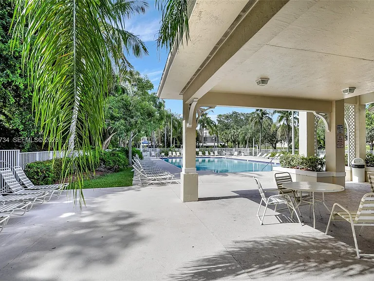 7921 Sanibel Dr #7921 — Photo 32