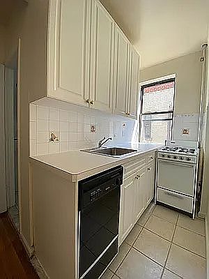 2nd image of 318 E 78th St #32