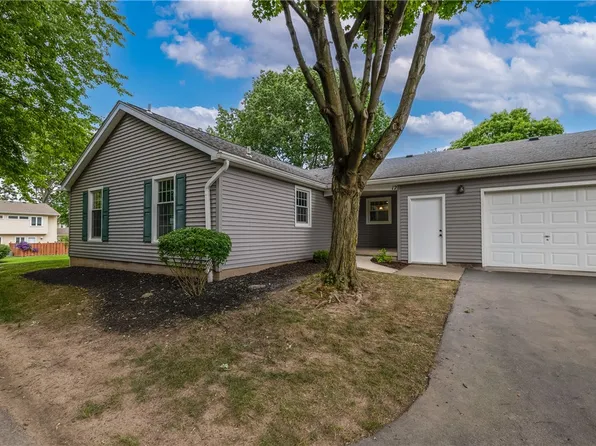 12 Rockhurst Dr, Penfield, NY 14526