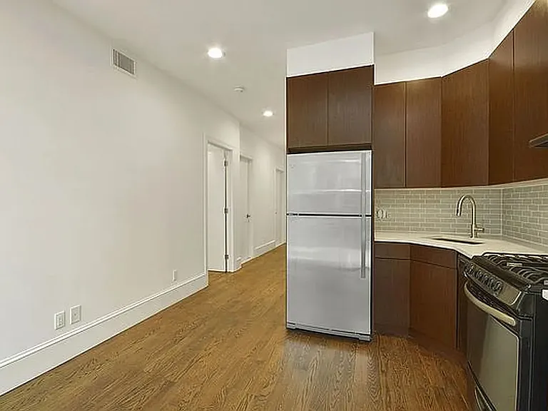 407 E 6th St #3 — Photo 2
