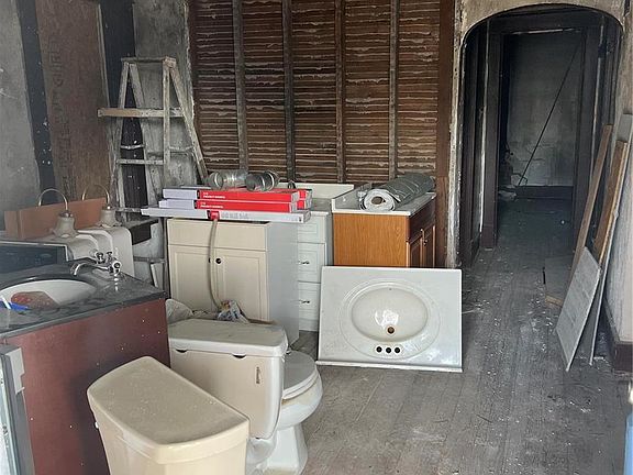 3rd image of 1519 Herder St
