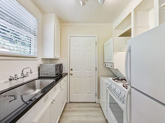 3rd image of 143 Alma St APT 3