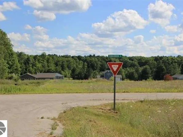 2211 Pebblebrook Dr, Kingsley, MI 49649