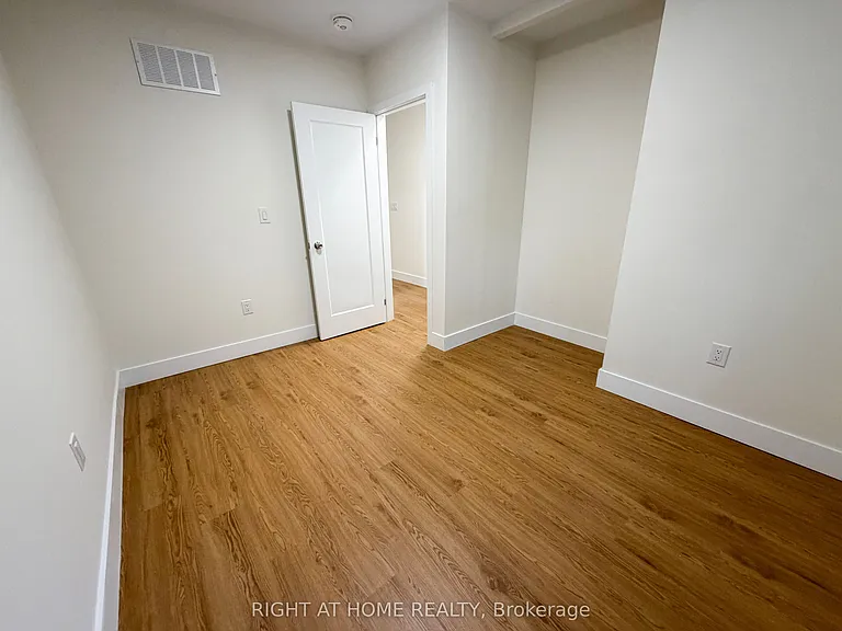 300 S Kingsway #UPPER — Photo 12