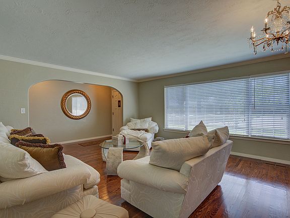 4th image of 2933 Huntleigh Dr