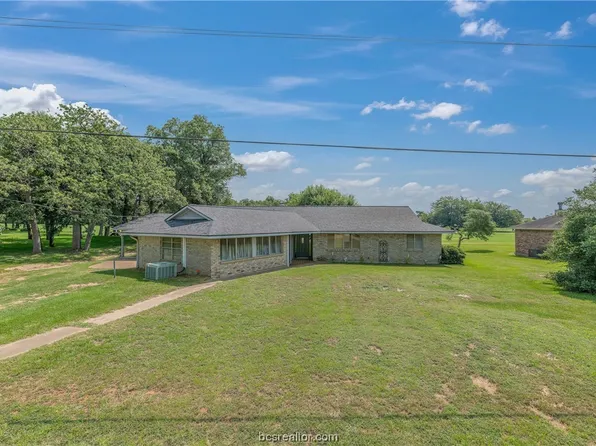 2 Golfview Dr, Hilltop Lakes, TX 77871