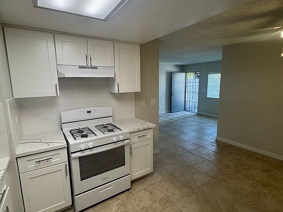 2nd image of 1905 N Bush St #5