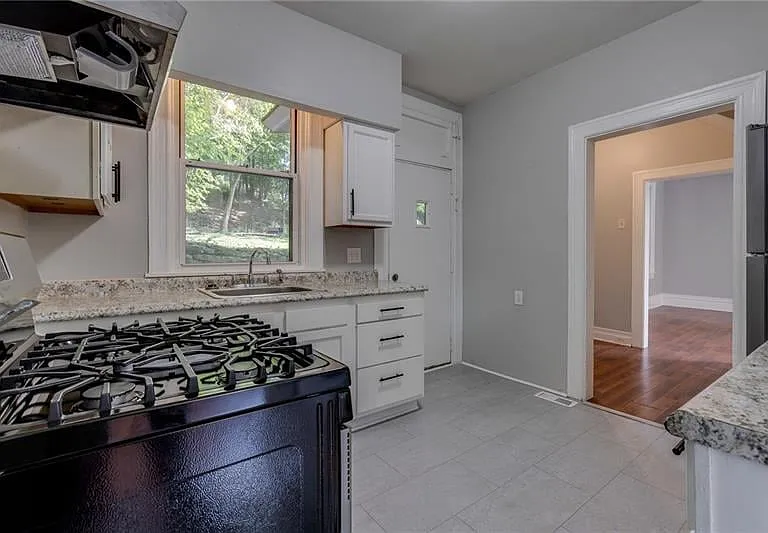 211 W Burgess St — Photo 10