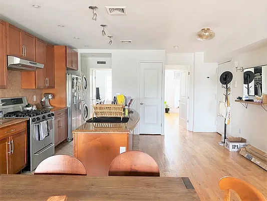 Rented by Charney Real Estate LLC | media 18