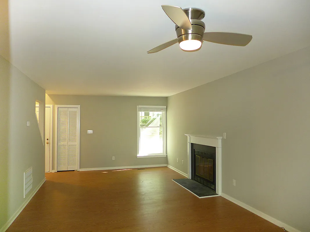 3 bed, 1008 sqft, $1,850 — Photo 3