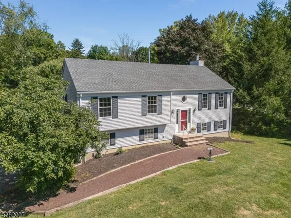 2 Charlotte Dr, Clinton Twp., NJ 08833