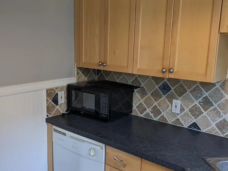 39 Pinehurst Ave #2 — Photo 9