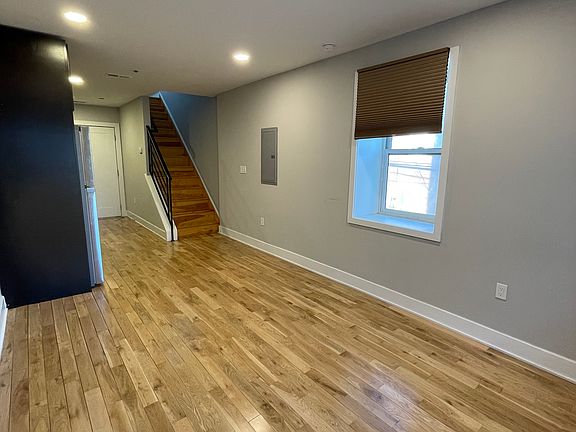 4th image of 1525 W Girard Ave #109