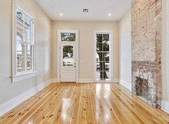 3rd image of 1422 Carondelet St