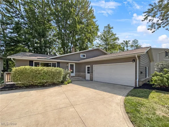 4631 Williamstown Dr, North Olmsted, OH 44070