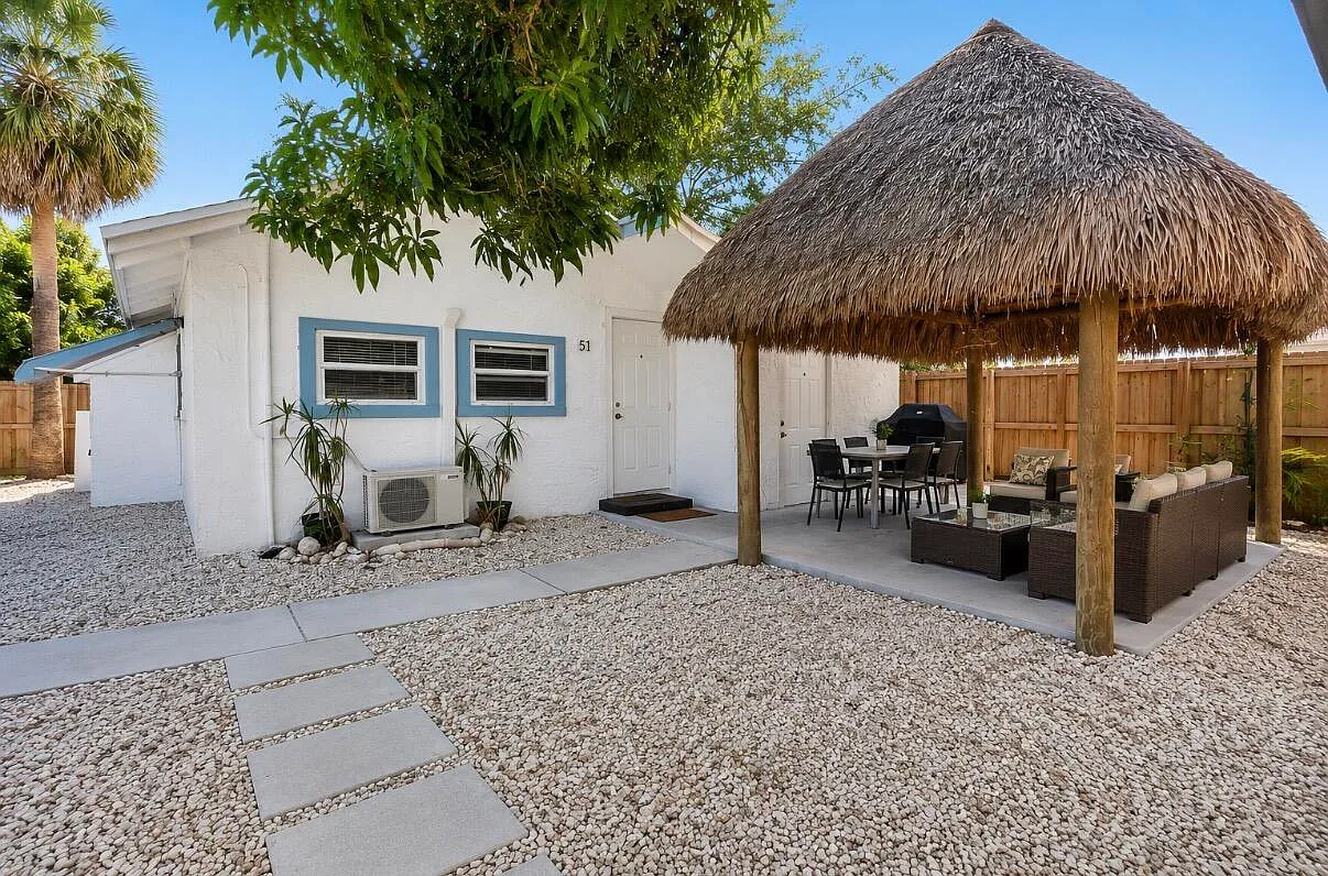 2 bed, 1.0 bath, 2607 sqft, $1,950 — Photo 1