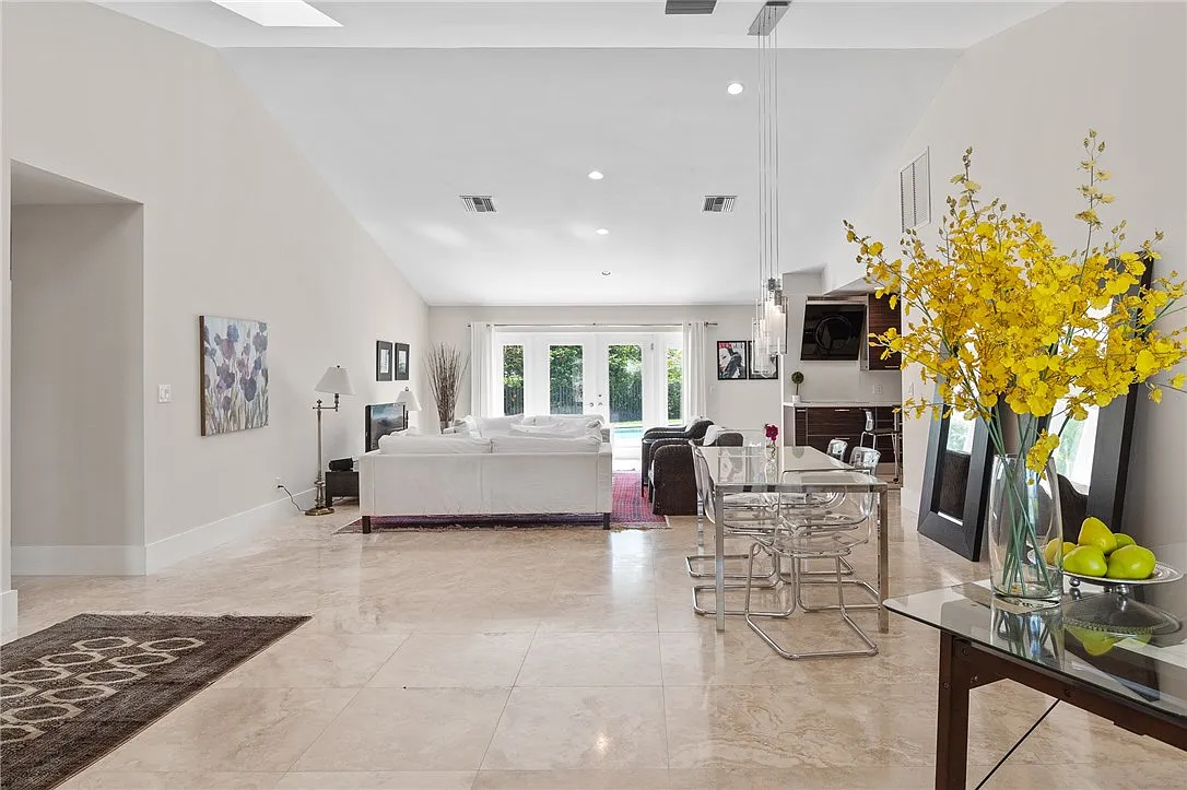 3 bed, 2195 sqft, $7,350 — Photo 4