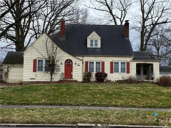 423 Bradley Ln, Youngstown, OH 44504