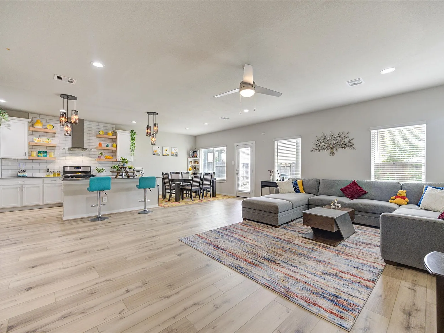 4 bed, 2.5 bath, 2379 sqft, $2,650 — Photo 3