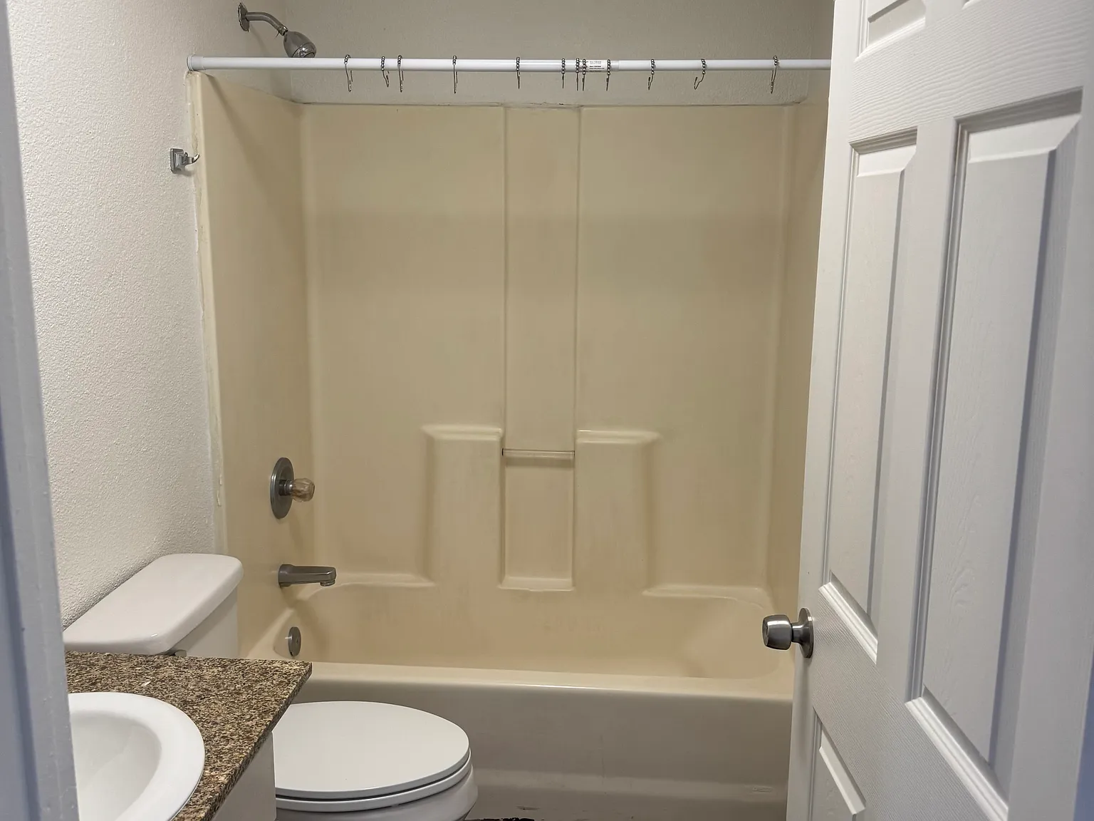 2 bed, 850 sqft, $1,100 — Photo 2
