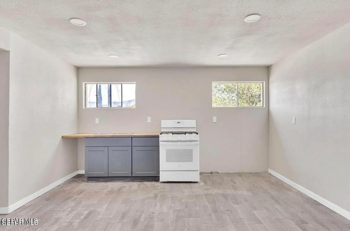 2 bed, 1.0 bath, 650 sqft, $850 — Photo 2