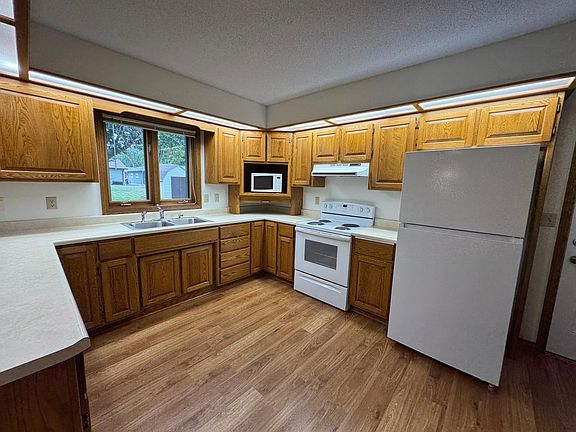 3rd image of 500 Deschepper St