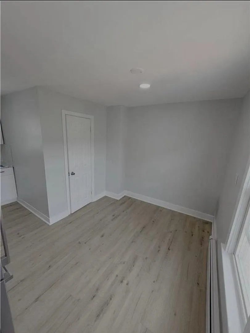 Charming 2BR Duplex in Kingston 2nd floor — Photo 4