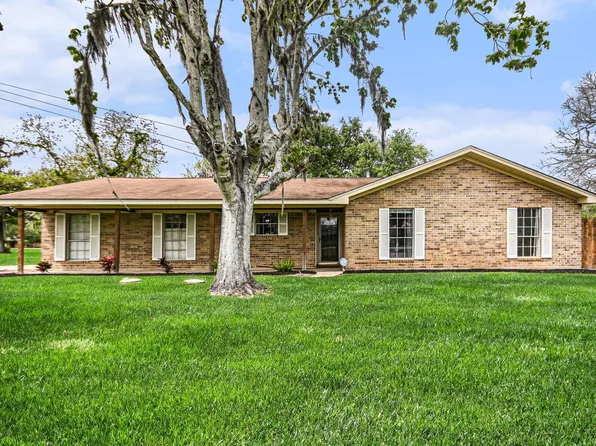 56 W Candlewood St, Lake Jackson, TX 77566