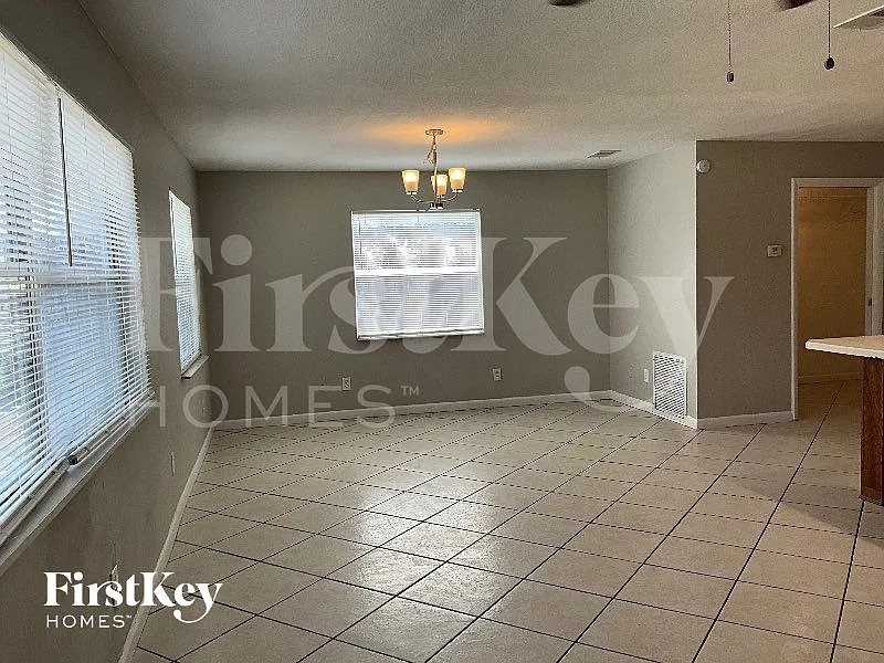 3 bed, 1.0 bath, 1025 sqft, $1,585 — Photo 2