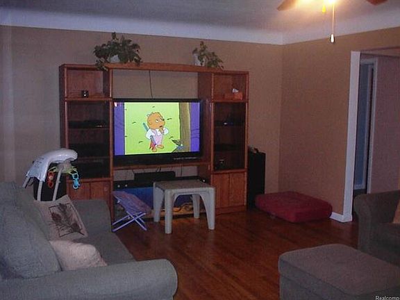 3rd image of 21640 Oxford Ave
