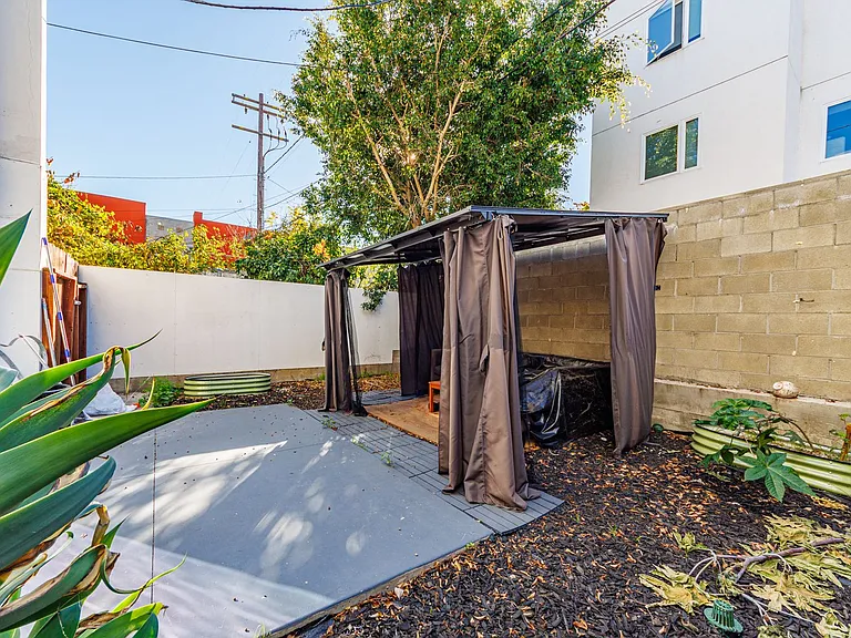 1119 N Berendo St — Photo 11