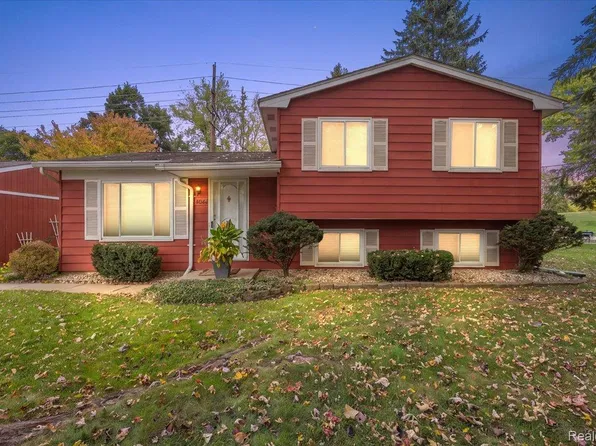 4044 Saginaw Trl, Waterford, MI 48329