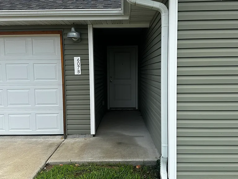 607B W Morgan Ct — Photo 3