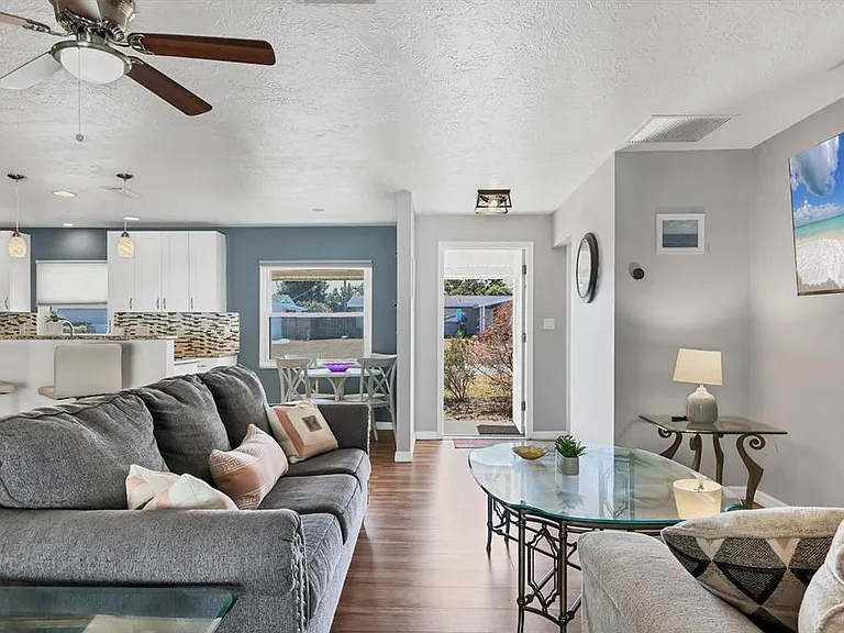 3425 Fairview Dr — Photo 3