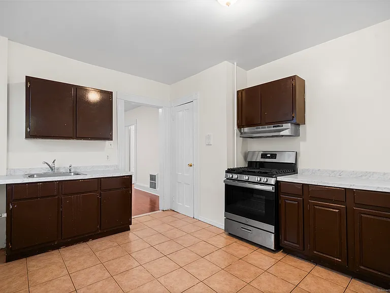 215 Woodlawn Ter #2 — Photo 4