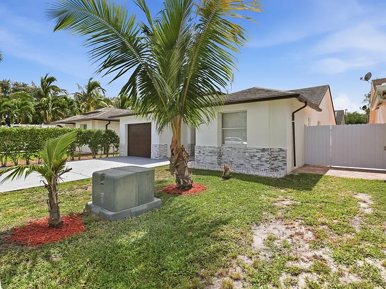 105 Vanessa St — Photo 3