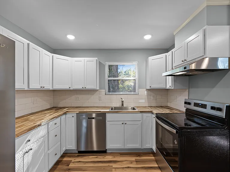 218 W King St — Photo 9