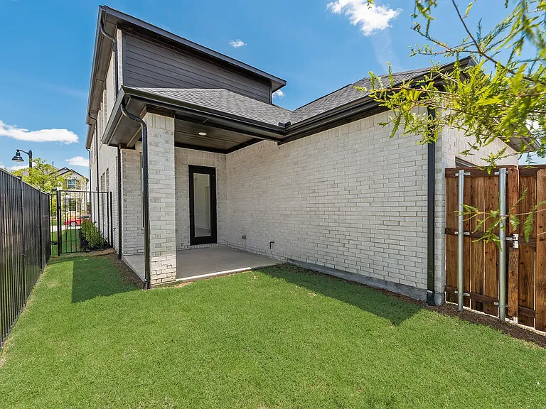 1532 Sandhill Ln — Photo 23