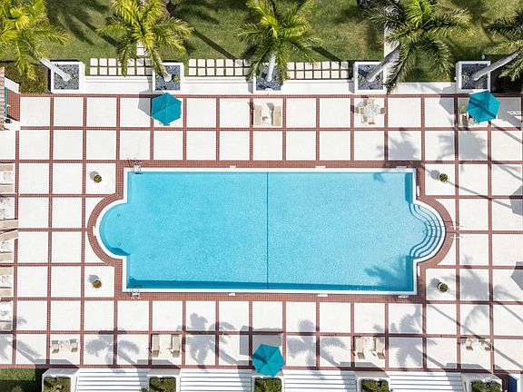 4th image of 100 SE 5th Avenue #415