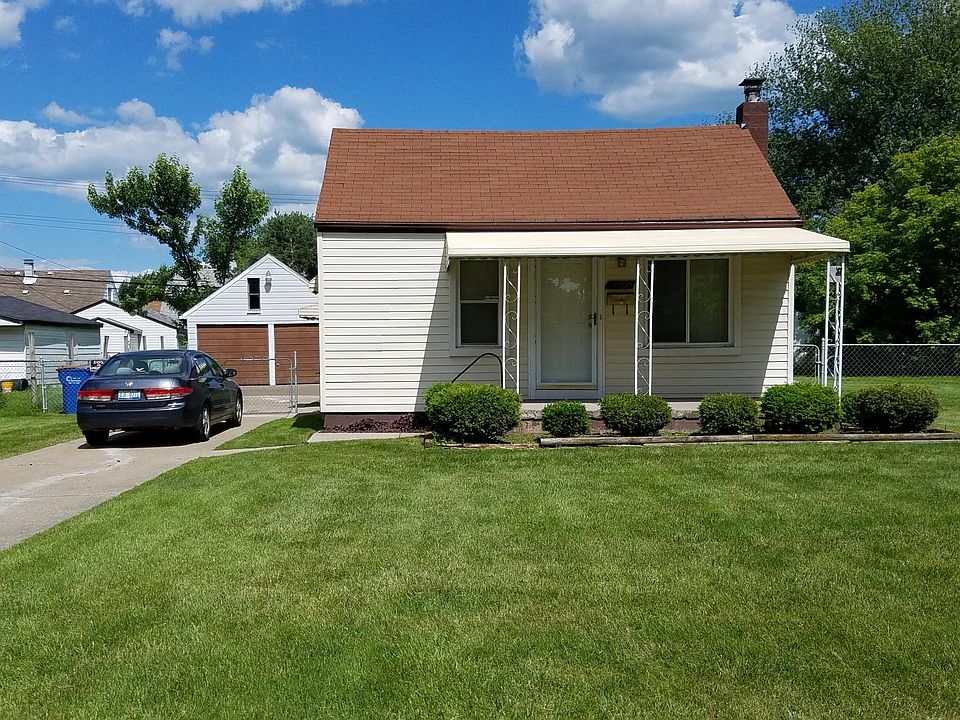 Nice manicured front yard with covered porch.