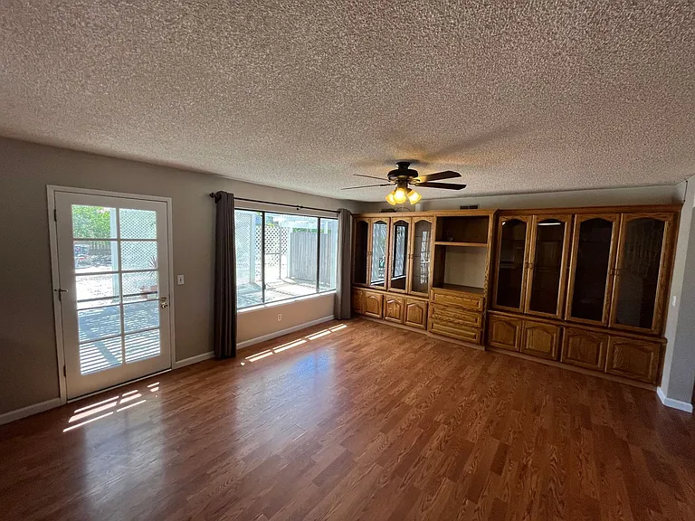 1090 Foxenwood Dr — Photo 5