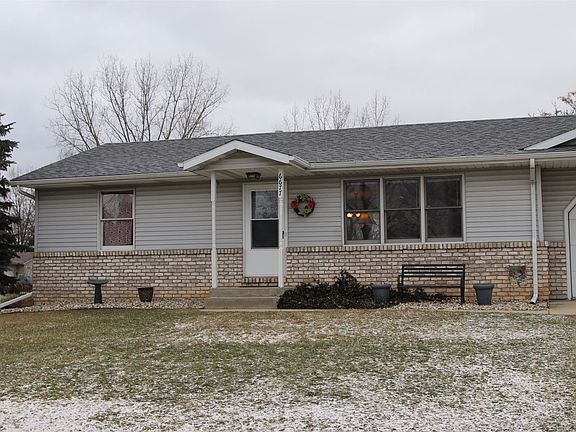 Front of home with one stall garage.