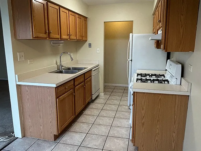 1120 Copperfield Ln — Photo 3