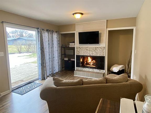 3rd image of 124 Manor Dr